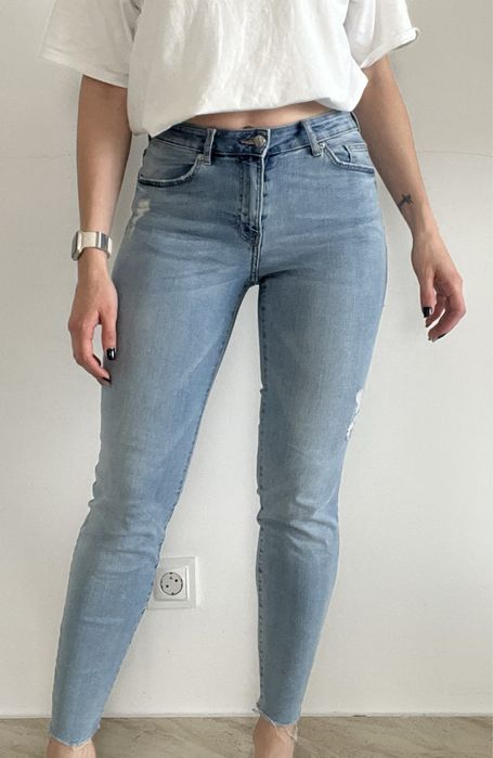 Jasnoniebieskie jeansy skinny z przetarciami H&M r. 36