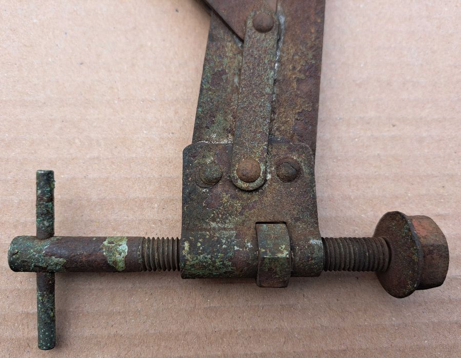 Serviço de limpeza de peças a jato de granalha de vidro.