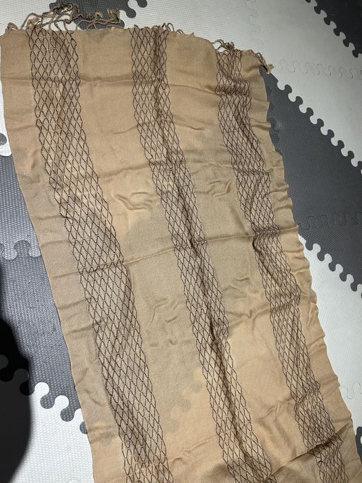 Duży oversize szalik kolor beżowy brązowy z frędzlami