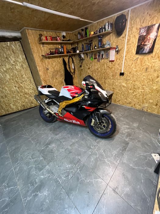 Aprilia rsv1000r