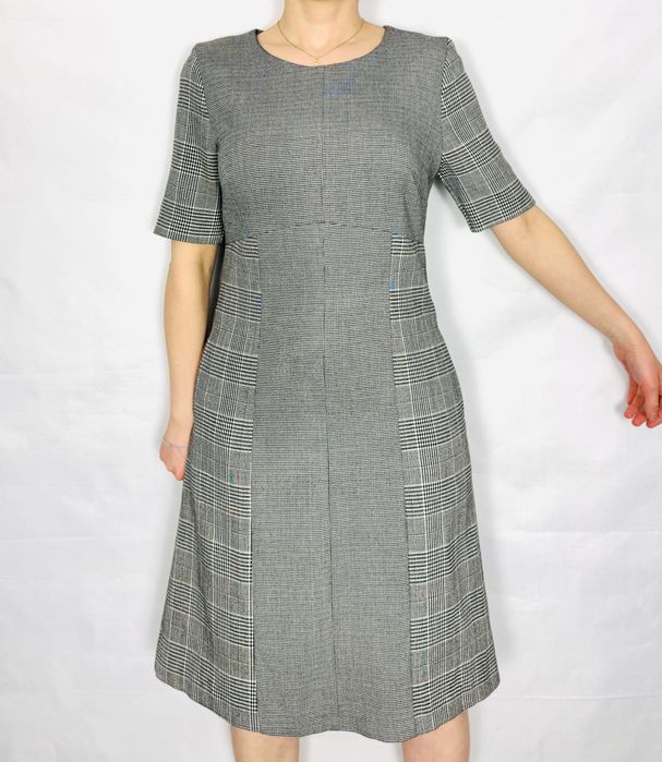 Szara sukienka w klasyczną kratę midi M 38