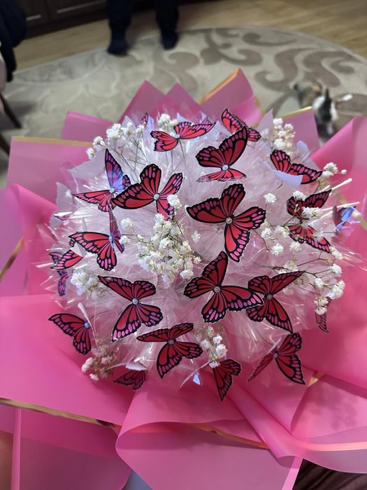Букет з метеликів з гіпсофілою