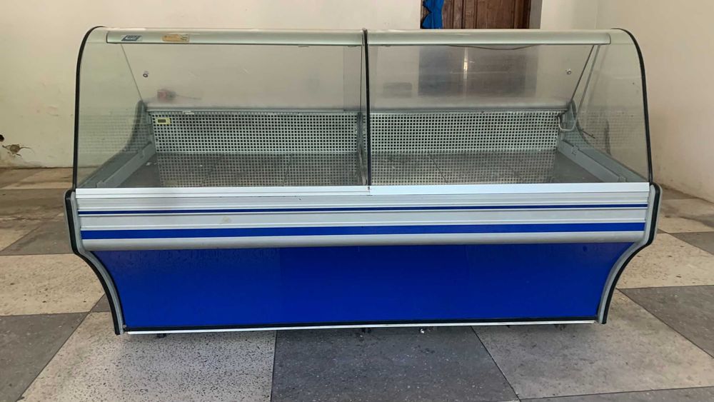 Холодильная витрина Cold