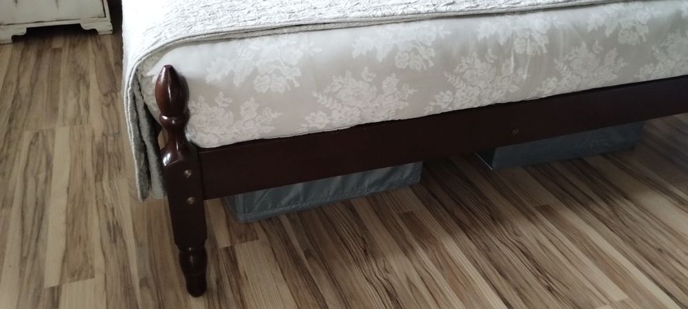 Łóżko drewniane do sypialni