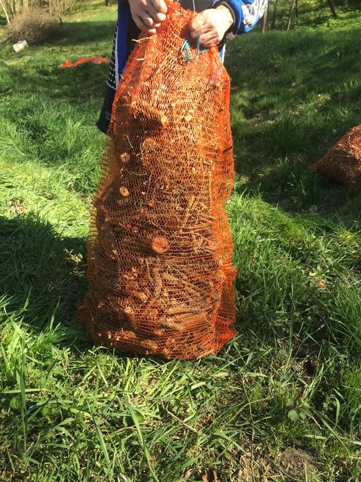 Drewno do rozpałki rozpałkowe gałęziówka w workach do kominka grilla ogniska