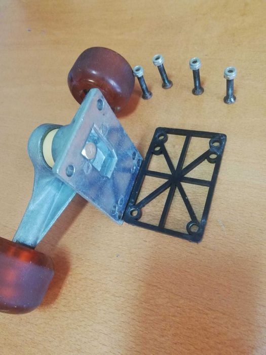 Skate trucks com rodas e rolamentos