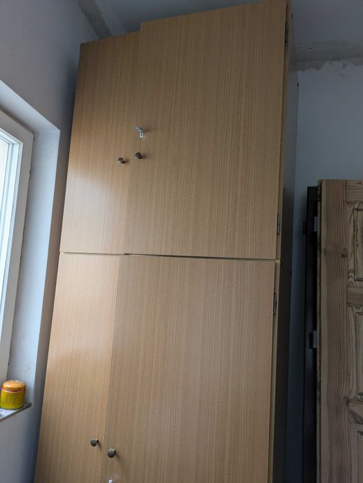 Szafa- drewno podobna okleina