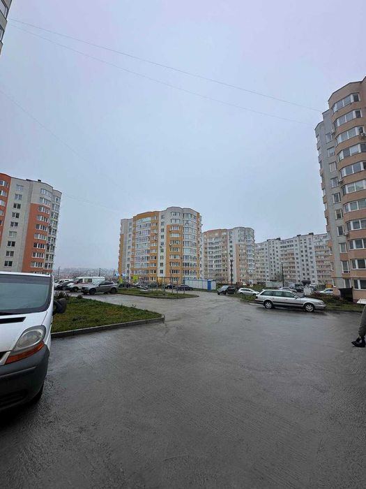 Хороша двокімнатна квартира на Виставці. Свіжий ремонт.