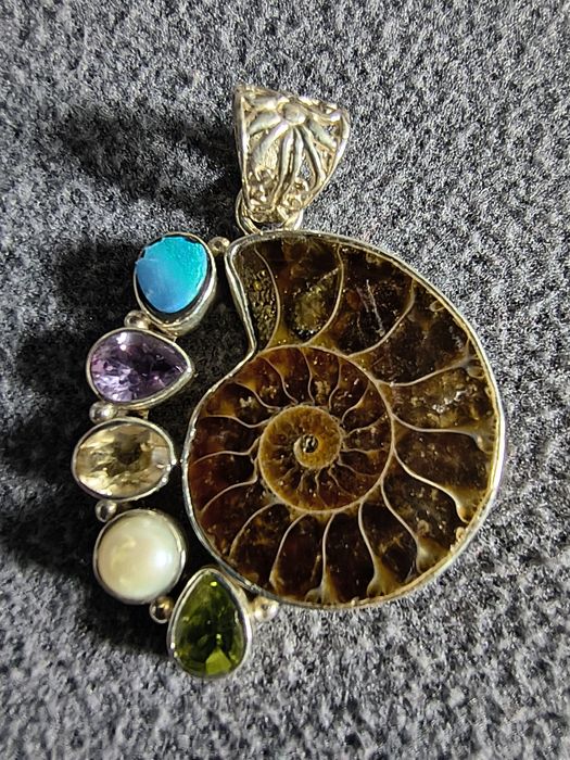 Srebrny wisior z naturalnymi kamieniami.