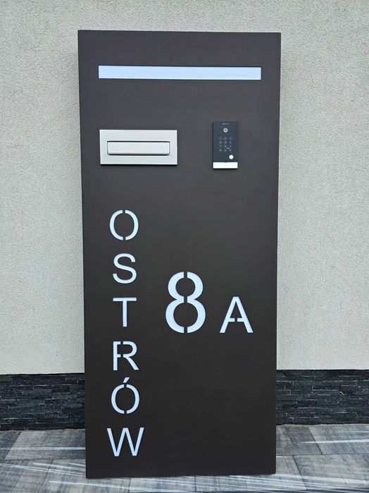 Nowoczesny słupek multimedialny z Twoim numerem domu