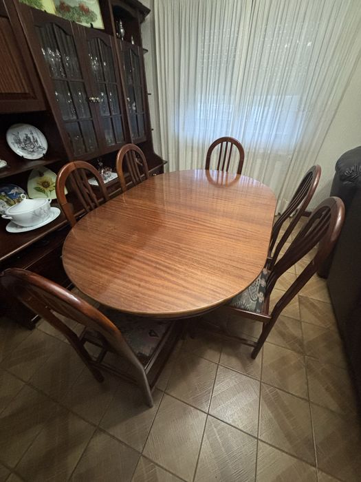 Mesa e cadeiras para 6 pessoas