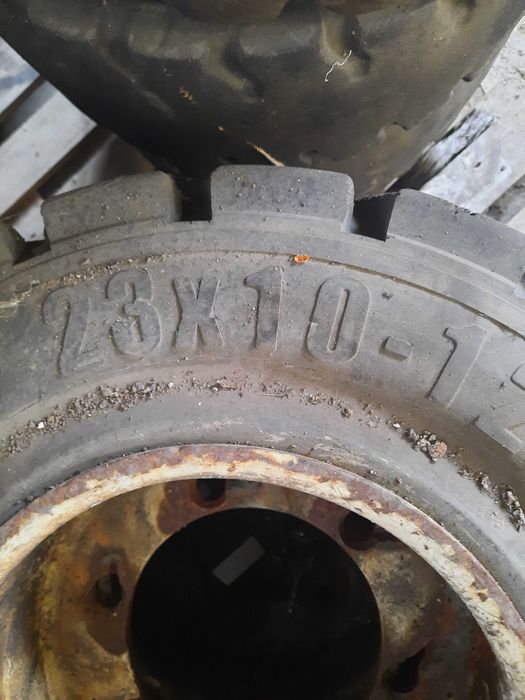 Lote de 14 Pneus Sólidos e Jantes para Máquinas e Empilhadores