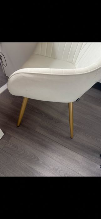 Cadeirao bege com dourado