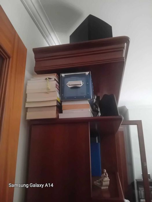 Móvel de sala ou escritório com Vitrina/Cristaleira todo em Cerejeira