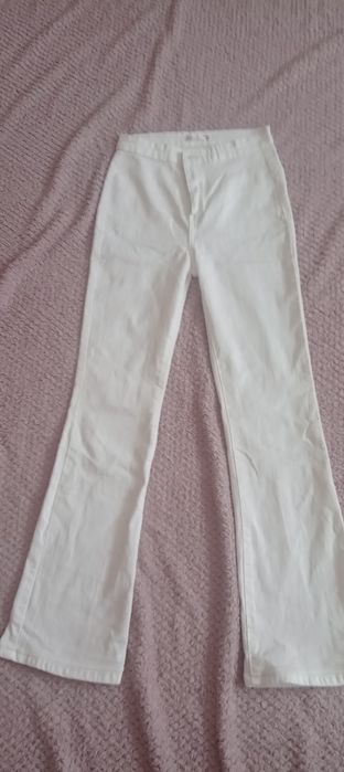 Białe jeansy flare damskie