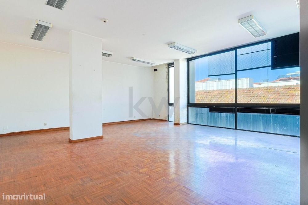 Escritório na Rua Brito Capelo junto ao metro