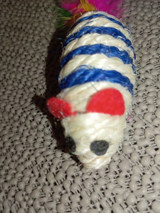 Myszka dla kota z piórkami , mały drapak