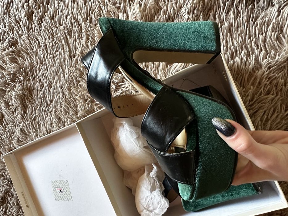 Босоножки черные