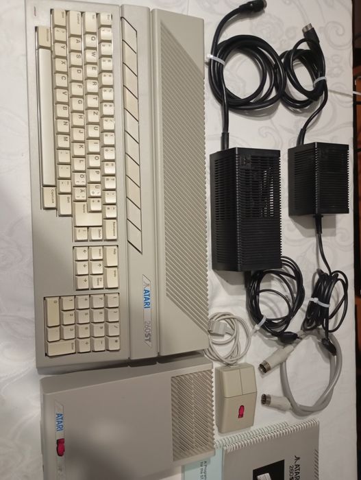 Komputer Atari 260 ST w stanie kolekcjonerskim