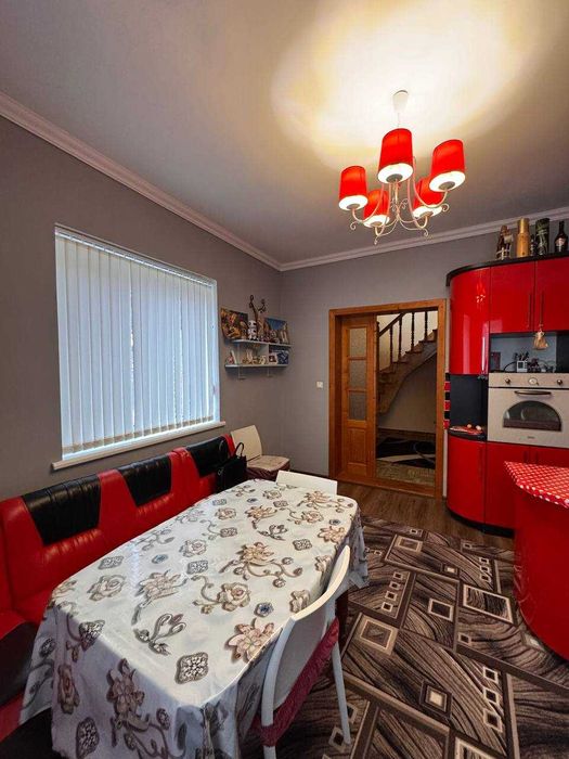 Домоволодіння з магазином у с. Брусниця