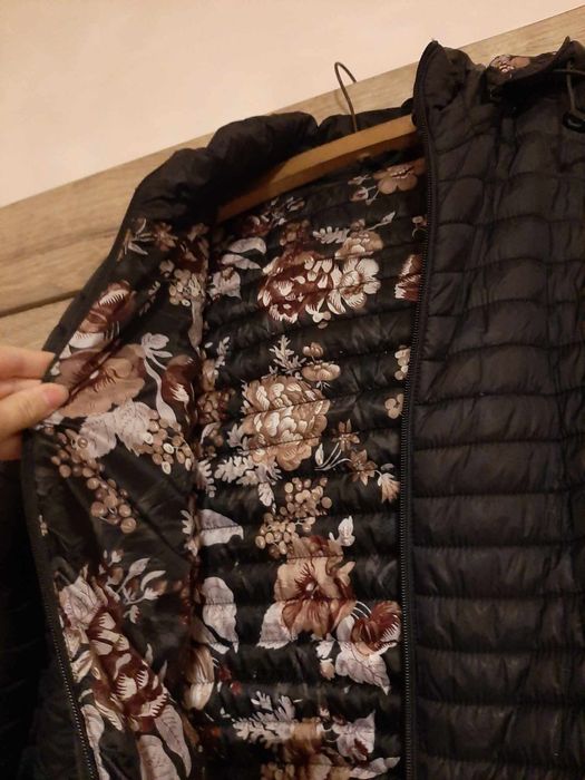 Czarna jesienna kurtka