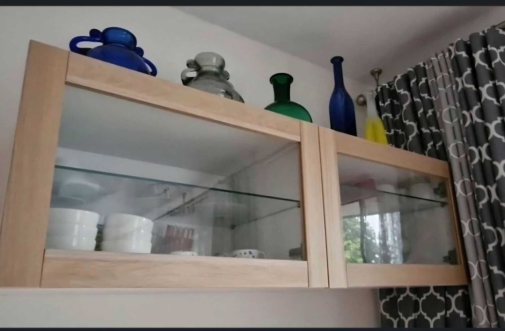 Szafka wisząca KEA BESTÅ – biały korpus + fronty w kolorze drewna