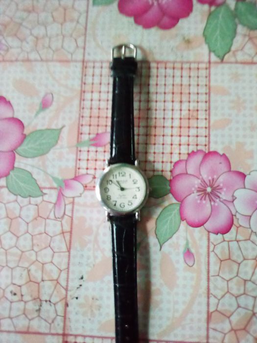 Продам часы старые в хорошем состоянии