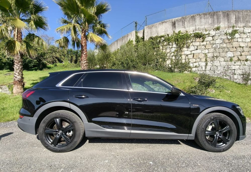 Audi E‑tron  (linha S-Line) – 11/2022 — Garantia Audi até 11/2030 ou 110.000 km
Preço: 33.650 €
Audi E‑tron 50 (linha S-Line) – 11/2022 — Garantia A