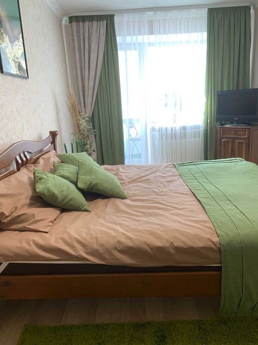 Центр. Вул. Замкова. Поруч парк та став. Власник. Подобово