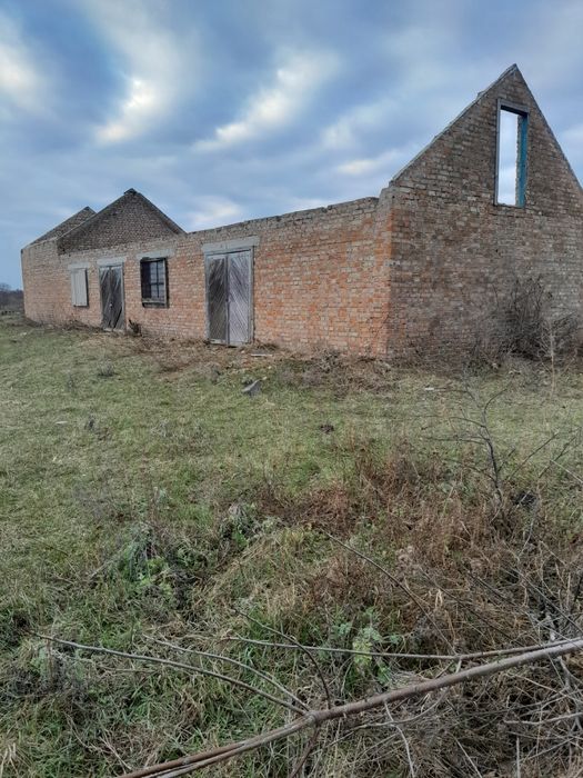 Продам приміщення під розбірку.