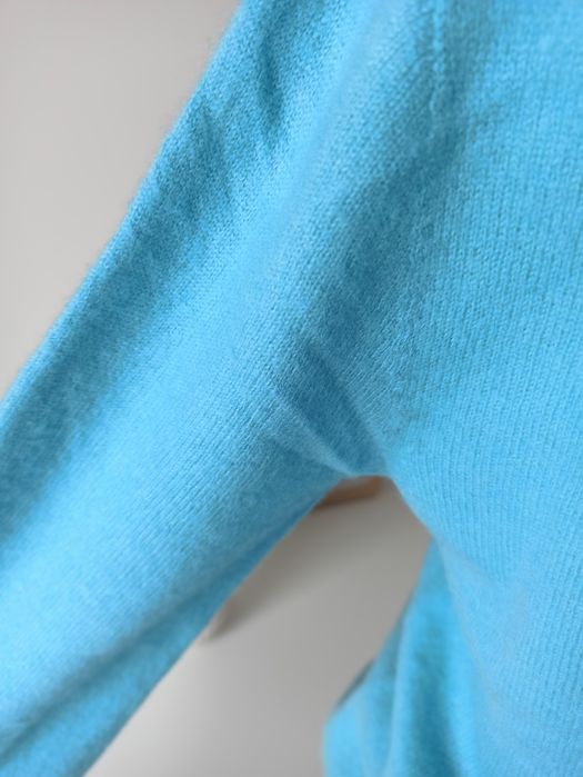 Elegancki turkusowy sweter dekolt V w serek v-neck wełniany M/38 puszy