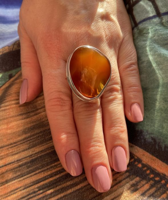 Срібне кільце з натуральним бурштином