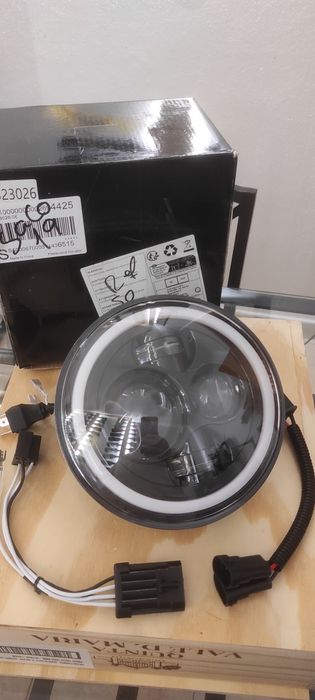 Farol dianteiro LED com tecnologia "Angel Eyes