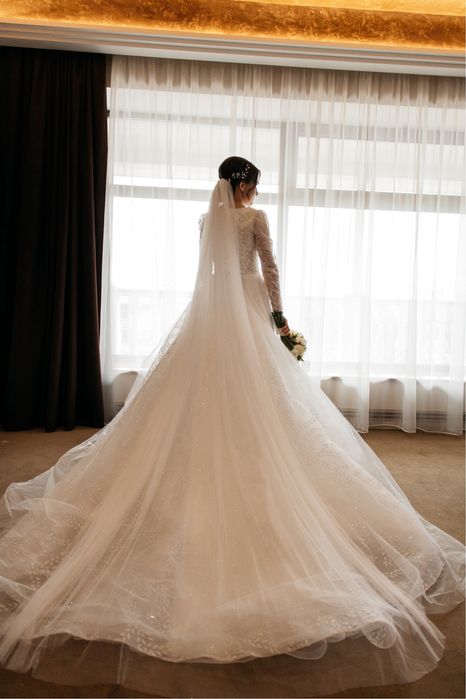 Весільна сукня зі шлейфом