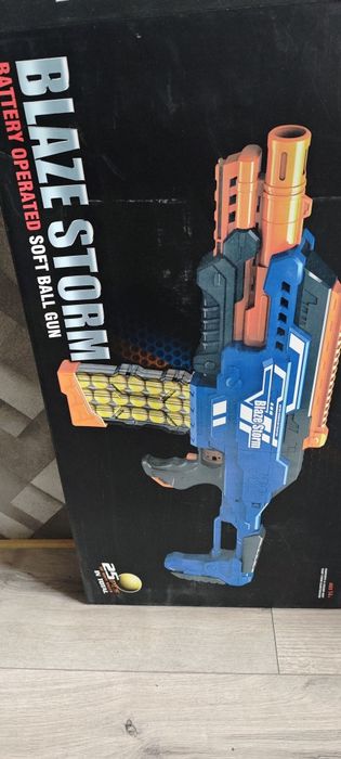 Іграшковий бластер з м'якими кульками в стилі Nerf