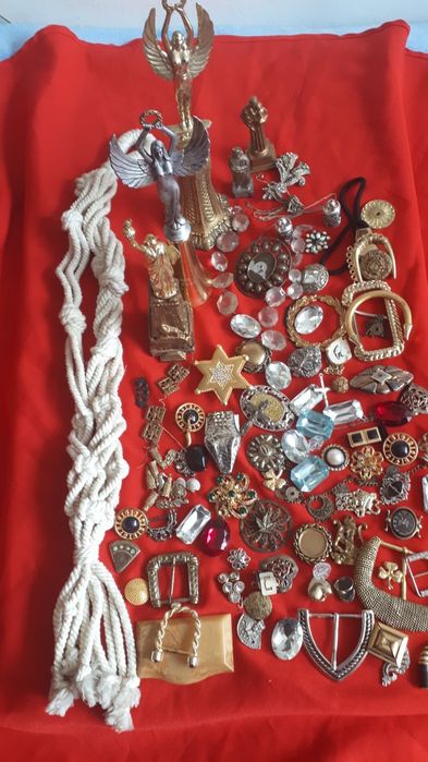 Duzo złotych srebrnych pasów dużo rożnych