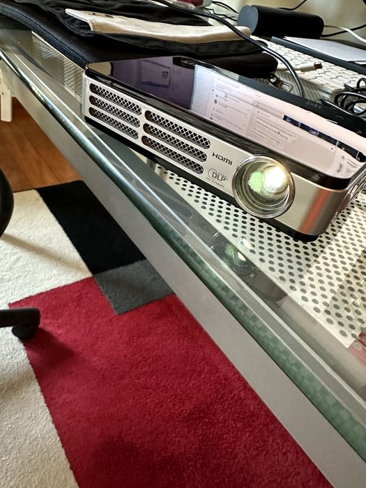 Videoprojetor portátil QUMI