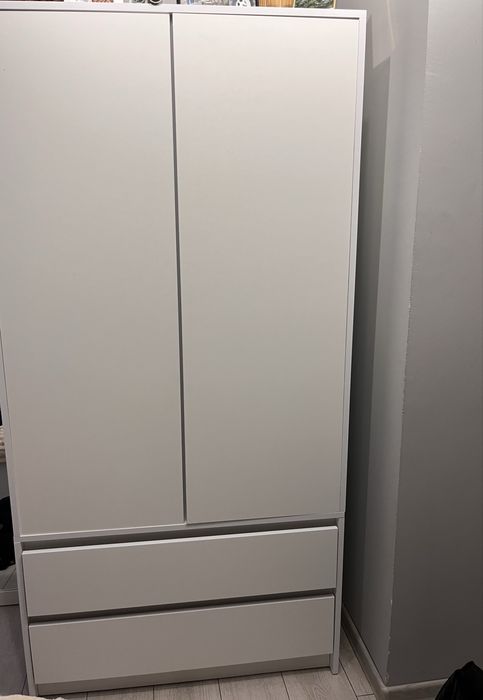 Biała szafa ubrania