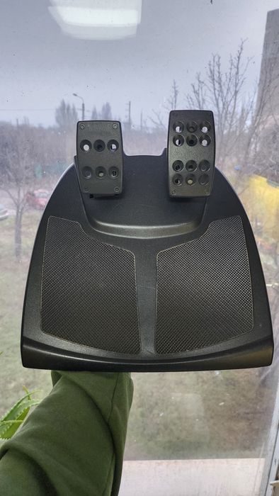 Игровой руль Logitech MOMO Racing (Force Feedback)