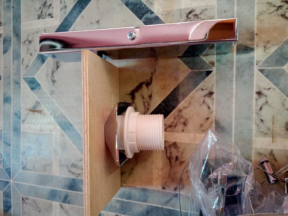 Trzy żyrandole i jeden kinkiet, komplet 4 sztuki