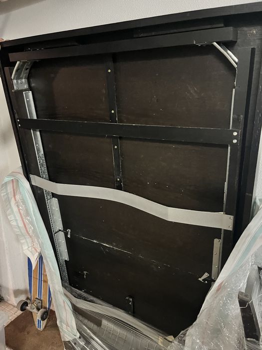 Mesa de madeora bruta com acabamento em Wengue