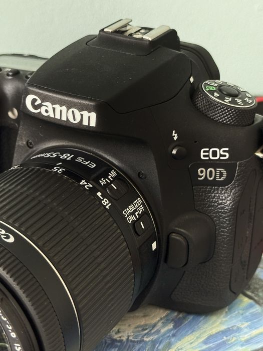 Canon EOS 90D com lente Canon EF\-S 18\-55mm IS STM\.