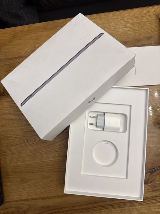 iPad 9. generacji 64 GB + pokrowiec + pudełko + ładowarka