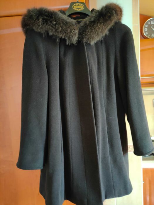 Krótki płaszczyk z kapturem.