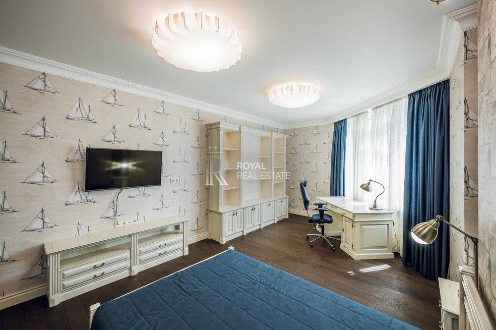 Продаж 3-кімнатної квартири Київ ЖК Космополітен 117 м² 9 поверх преміальний ремонт меблі з масиву дерева паркетна дошка охорона