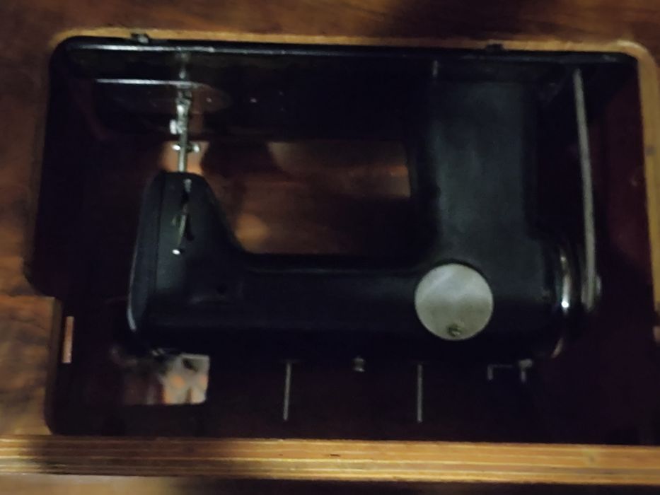 Stara maszyna do szycia w zabudowie