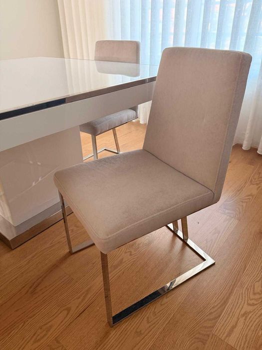 Conjunto de Sala de Jantar — Mesa + 4 Cadeiras + Móvel de Apoio