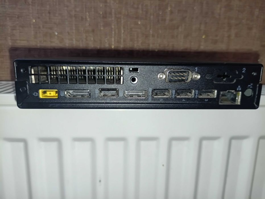 Системный блок Lenovo ThinkCentre M710q с креплением для монитора.