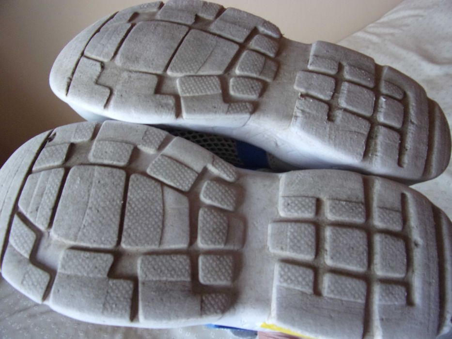 Bardzo lekkie, siateczkowe, oddychajace buty sportowe chłopiec 33/34