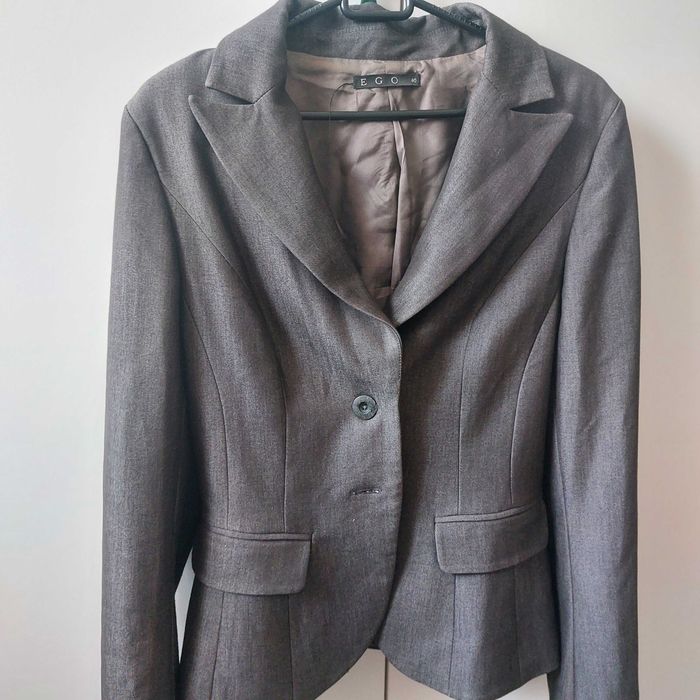 Komplet bardzo elegancki   - żakiet i spódniczka przed kolano.  r. M.